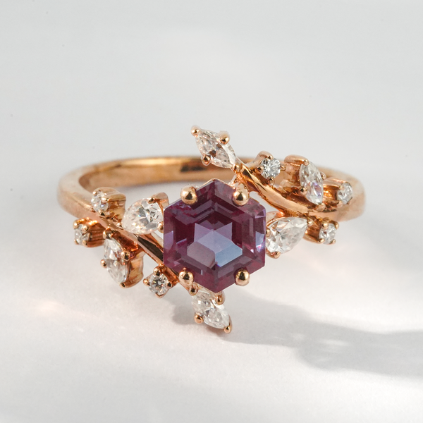 ”Chrysoberyl Nocturne“-Hexagon Lab Alexandrite Leaf Ring With Moissanite