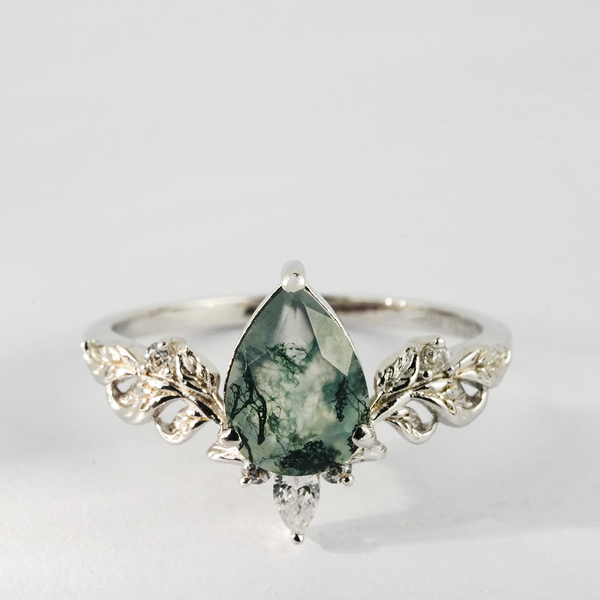 "Petrified Eden“-Pear-shaped Moss Agate And Moissanite White Gold Ring