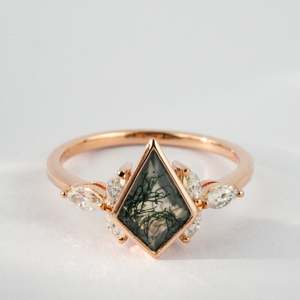 ”Chloris’ Cache“-Unique Kite Moss Agate Leaf Gold Ring