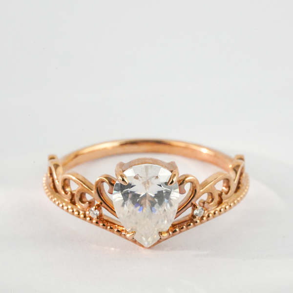 ”Cardiograph“-Unique Pear Cut Moissanite Engagement Ring