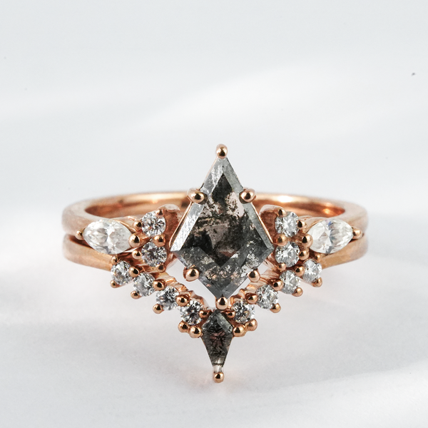 “Stardust Enigma“-Kite Shape Salt and Pepper Diamond Ring Set