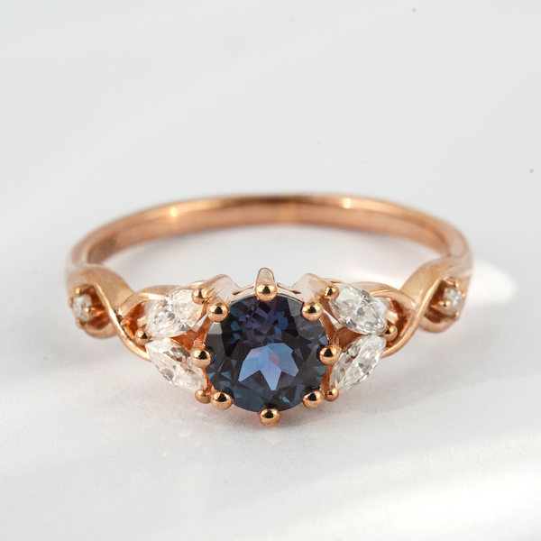 ”Aetheris Facet“-Round Lab Alexandrite Gold Ring With Moissanite