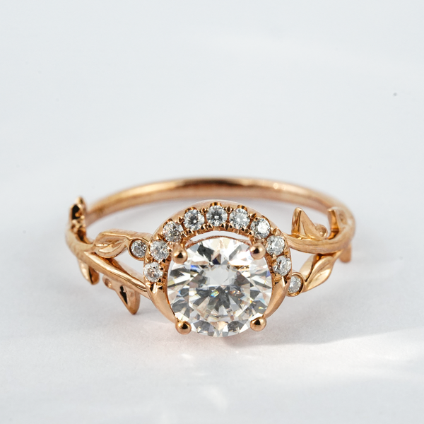 ”Polaris Embrace“-Round Cut Moissanite Half-Moon Leaf Ring